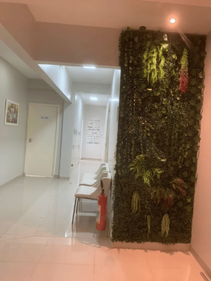 Área de espera com parede verde viva