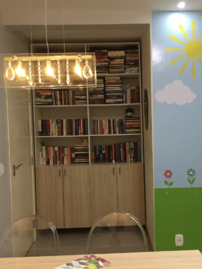 Ambiente infantil com estante de livros