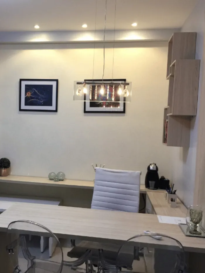 Sala de avaliação — mesa e cadeiras para testagem